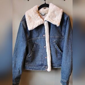 FREE PEOPLE Denim Jacket with Faux Fur Collar! Size Medium Excellent condition